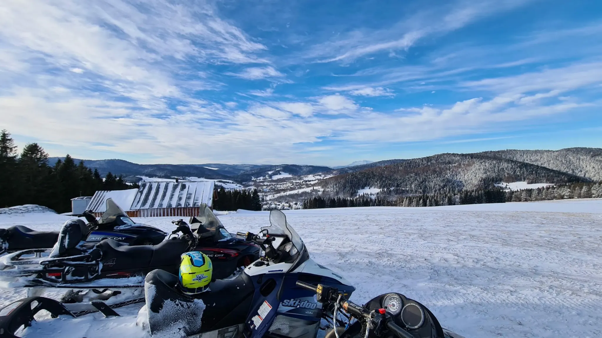 Flota skuterów śnieżnych SnowJet w zimowym krajobrazie
